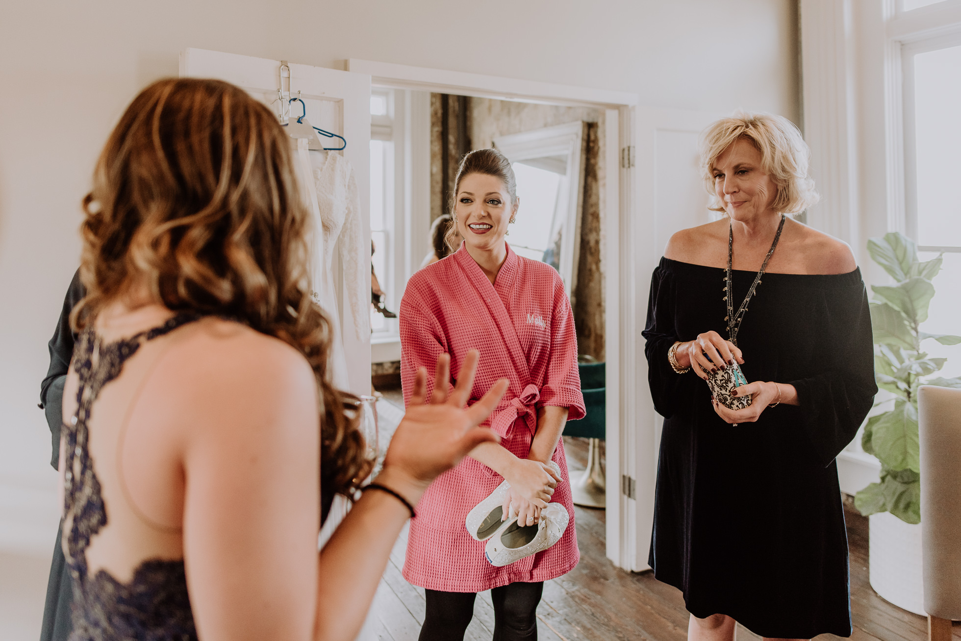 bride talking to friends the cordelle nashville