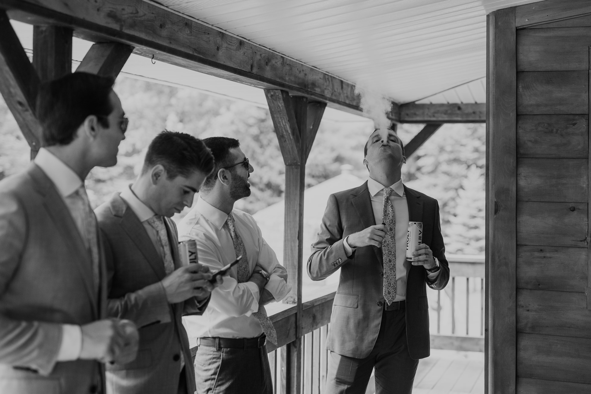 groom vaping