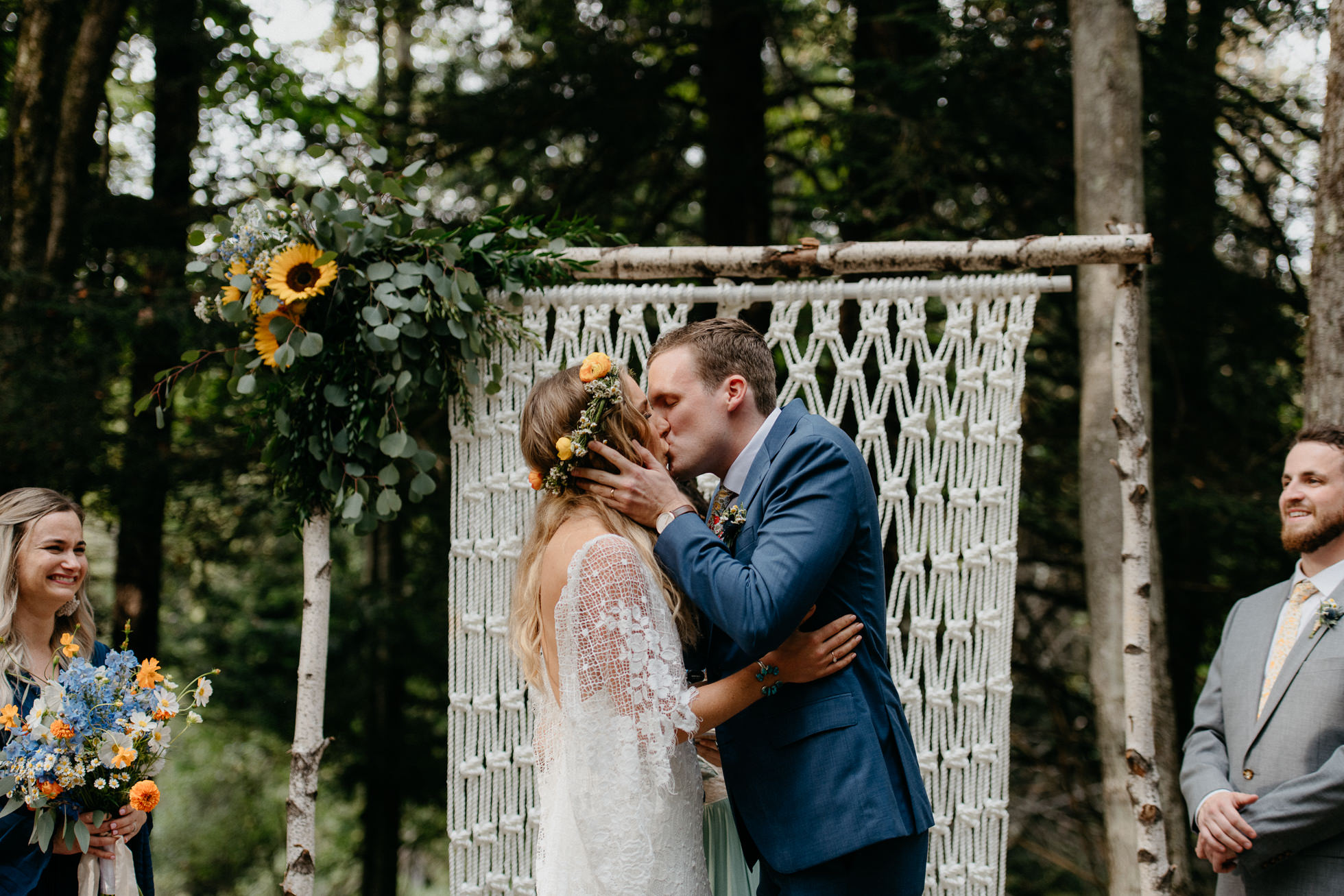 wedding first kiss