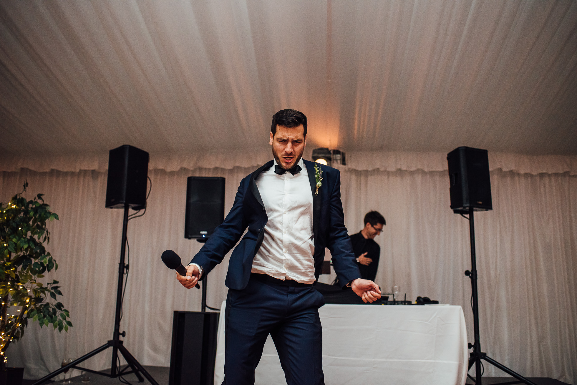 bride and groom sing at lyndhurst castle wedding photographed by traverse the tides-4