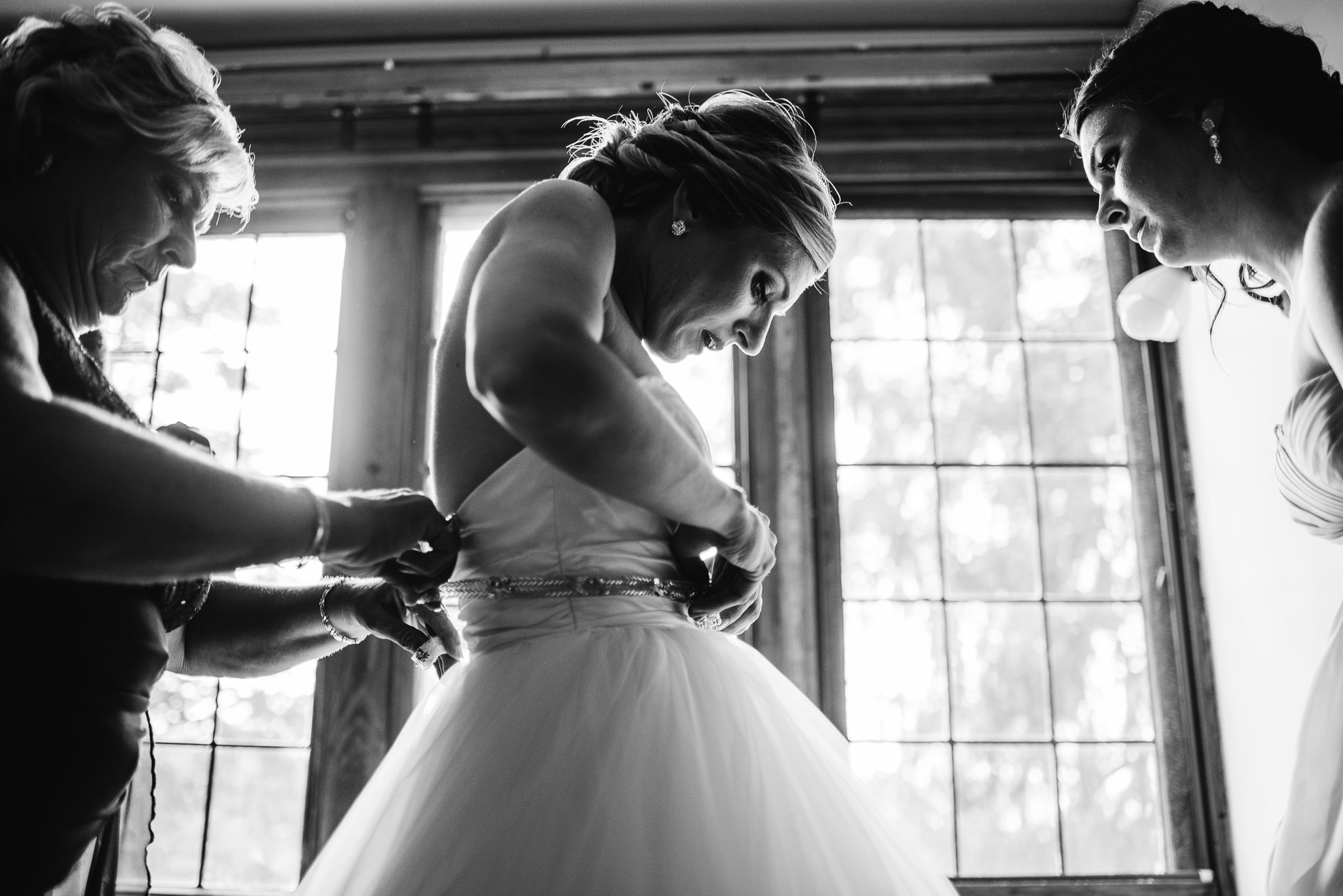 bride getting ready with mom and sister at lyndhurst castle photographed by traverse the tides