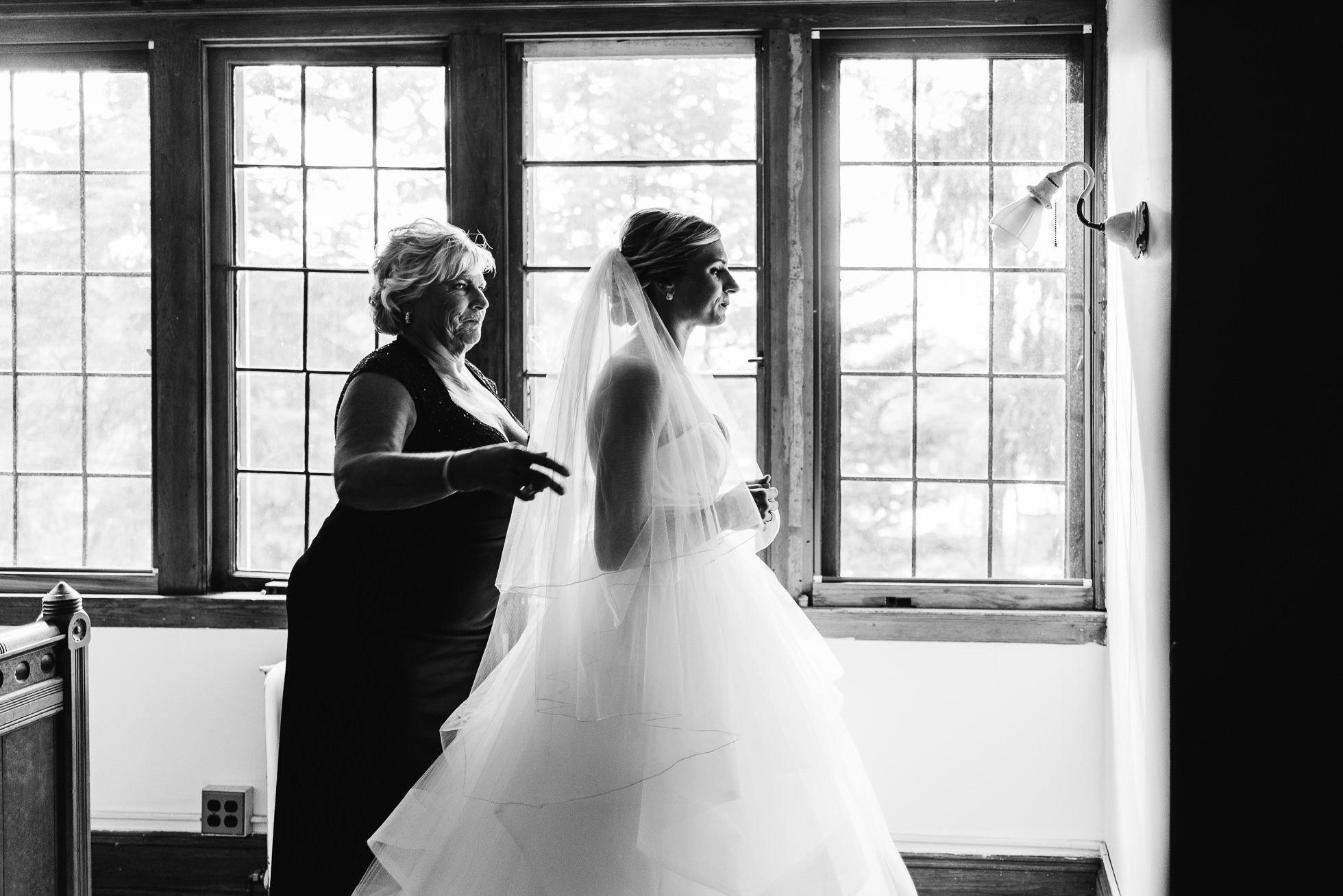 bride getting ready with mom at lyndhurst castle photographed by traverse the tides