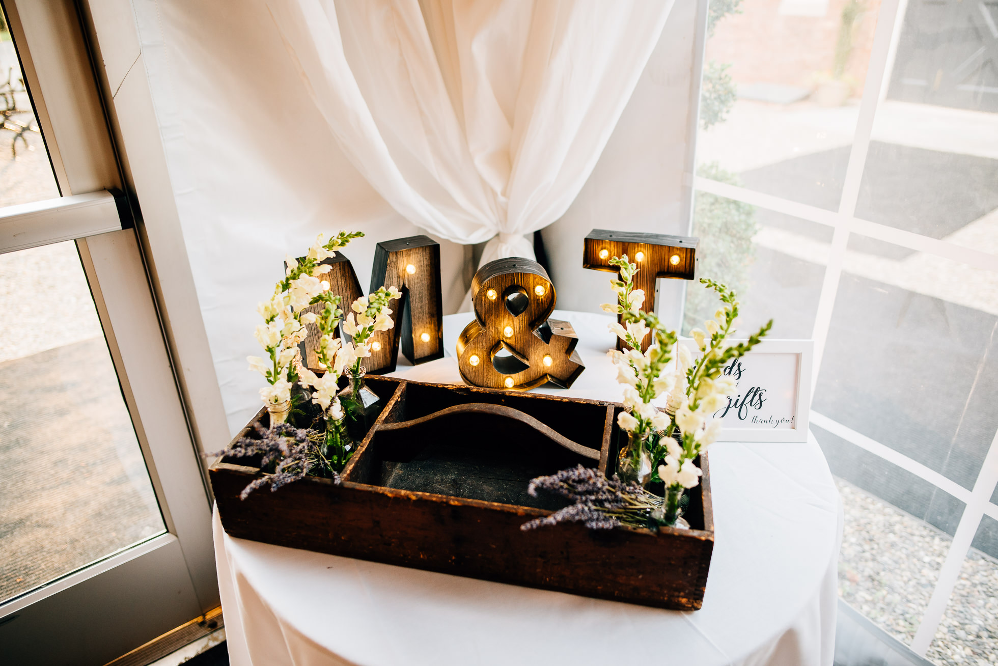 table decor at lyndhurst castle wedding photographed by traverse the tides-2