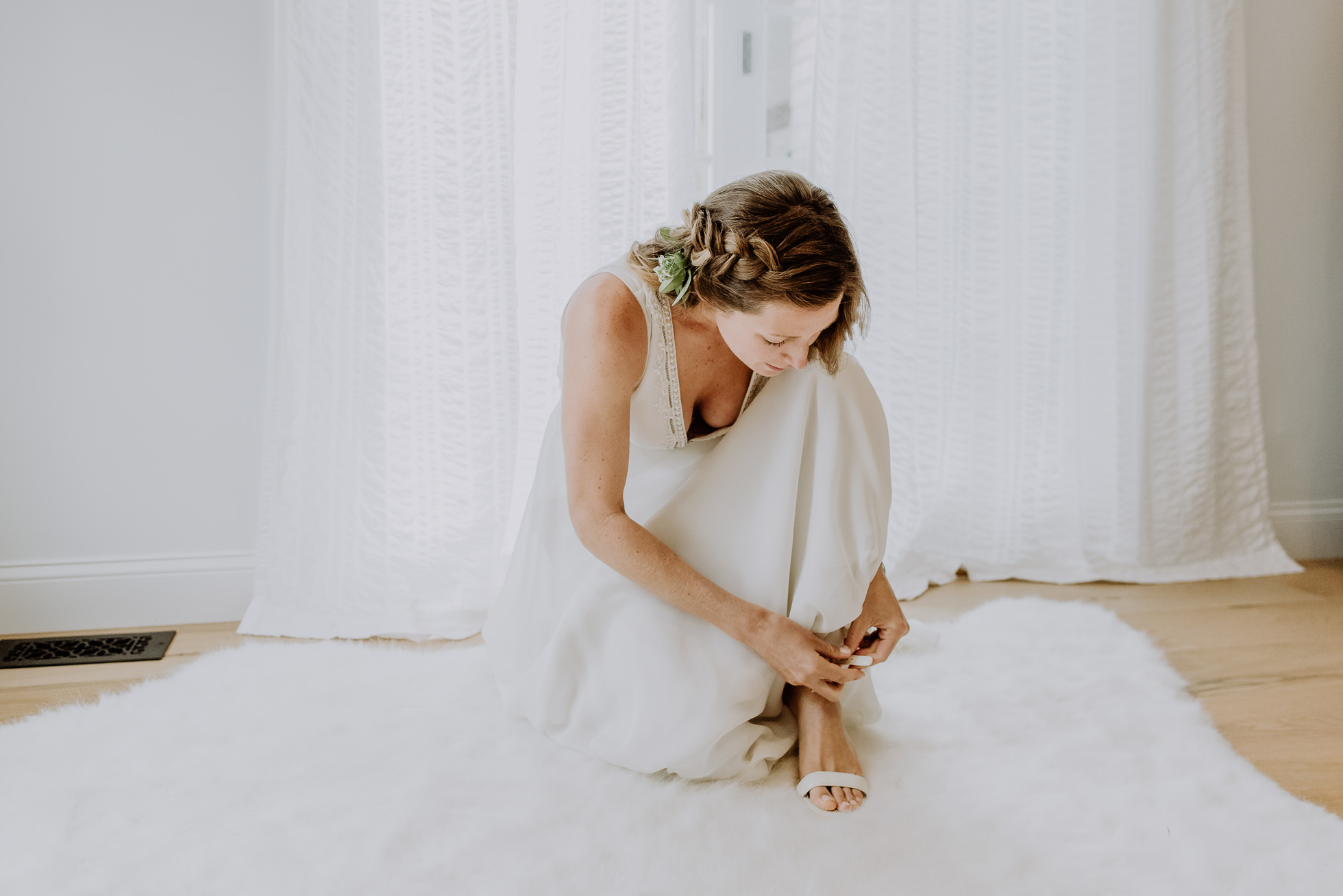 bride putting on shoes Montauk photographed by Traverse the Tides