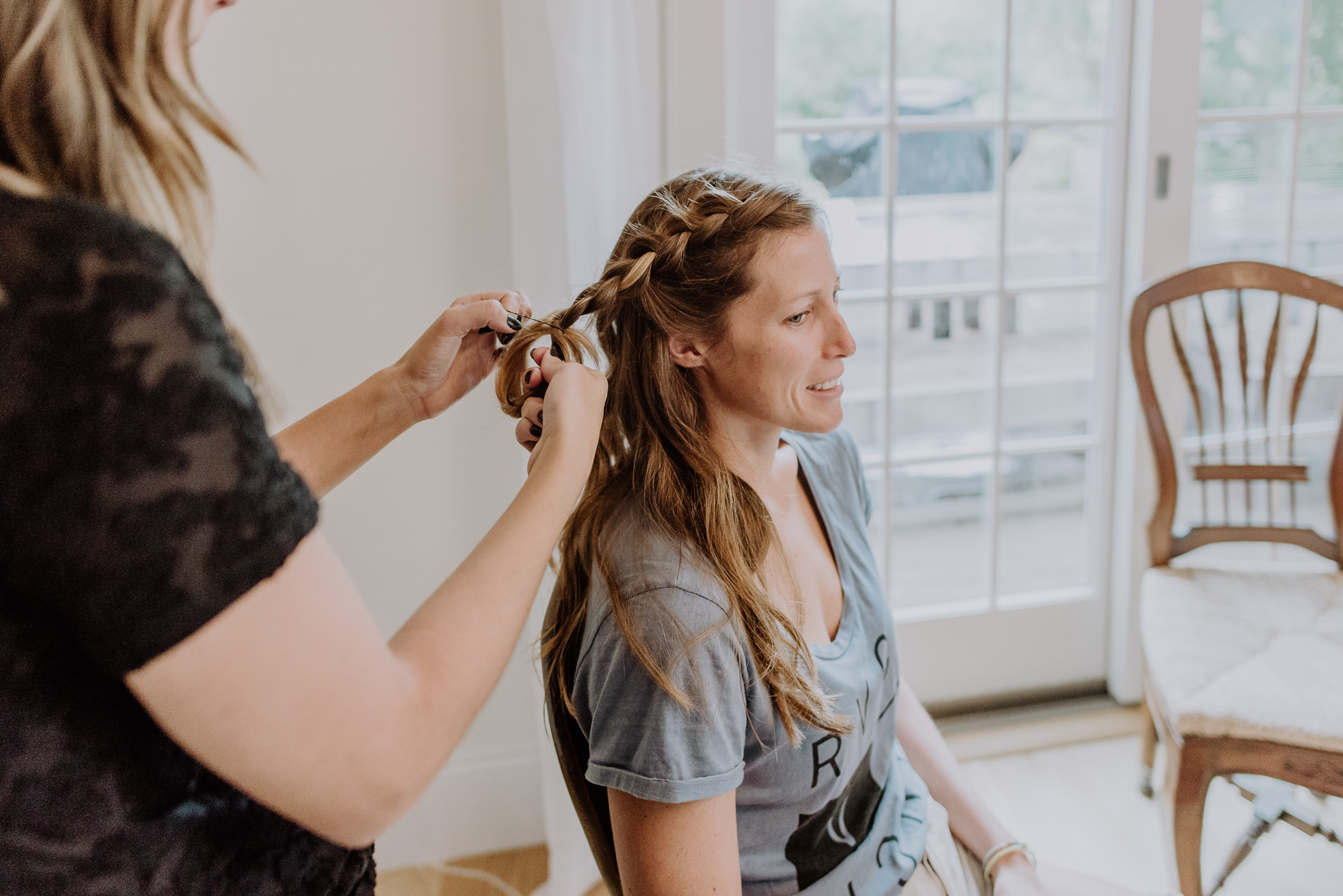 bride getting braids in Montauk photographed by Traverse the Tides