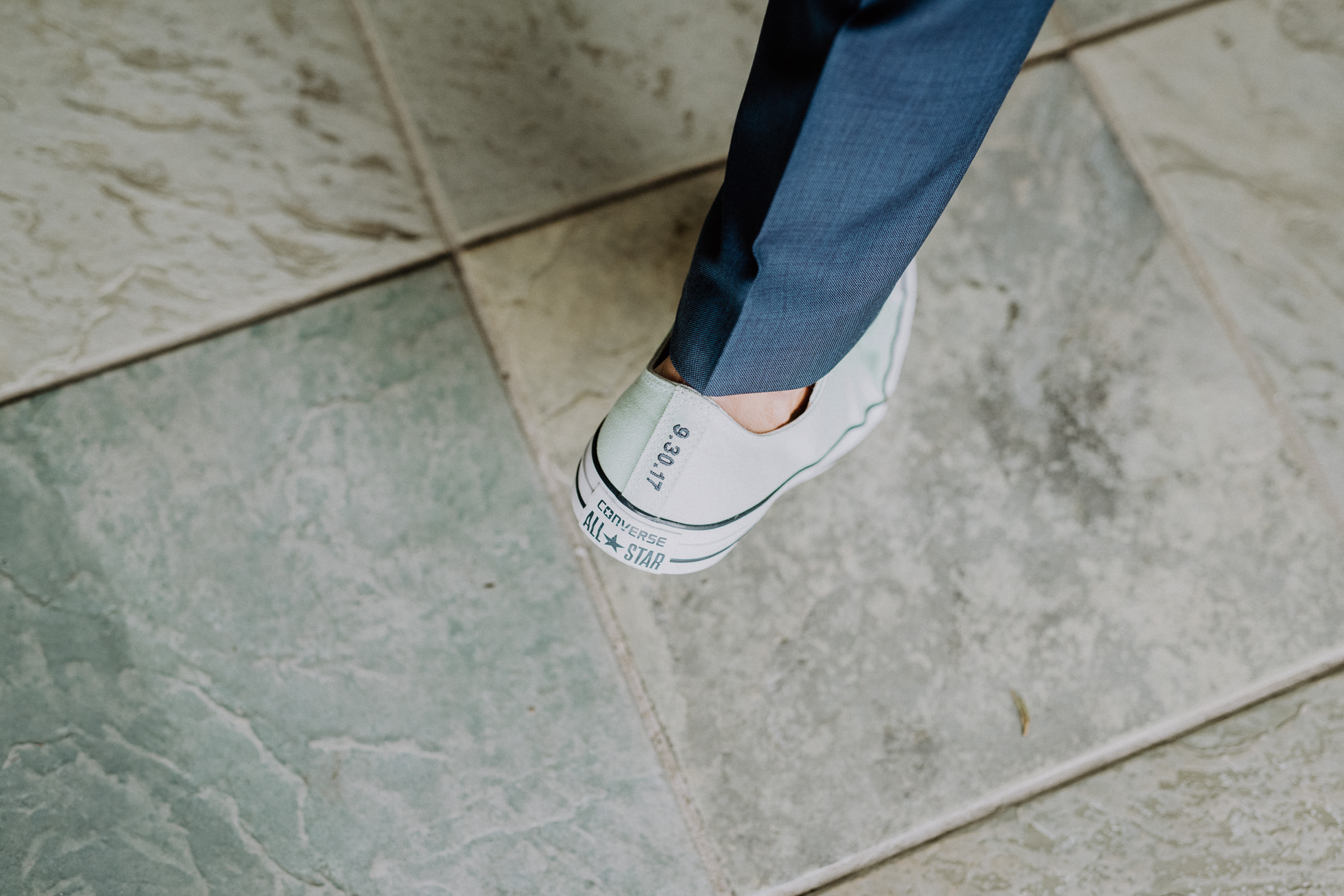 Converse sneakers wedding in Montauk photographed by Traverse the Tides