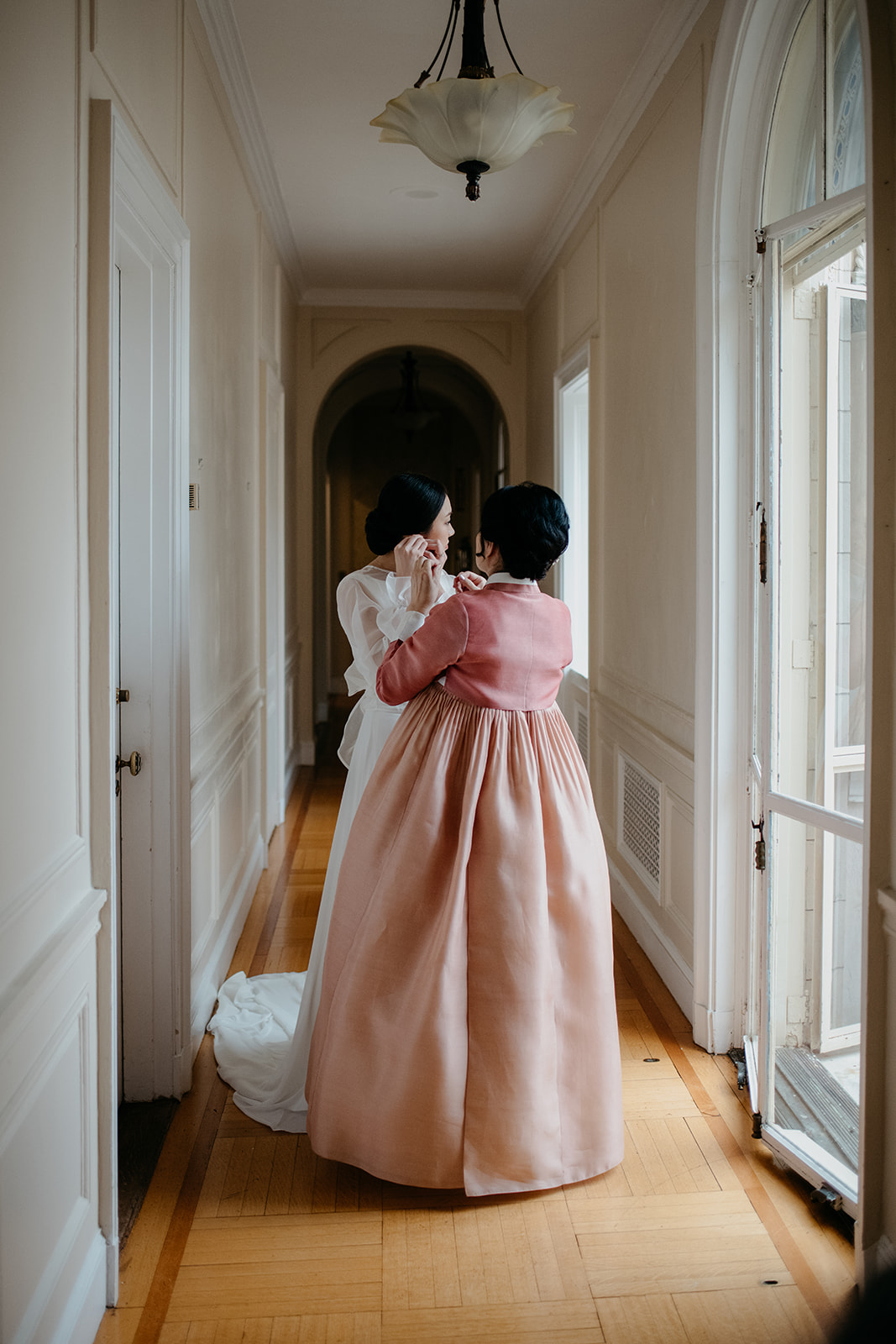 bride and mom getting ready 